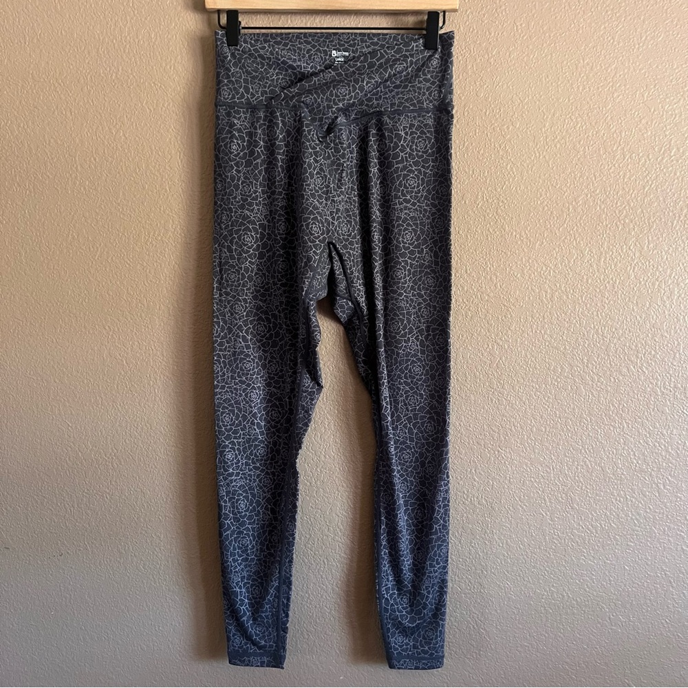 Buff Bunny Collection Gray Rose Pattern Athletic Leggings Size Large